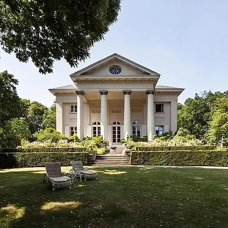 Leyselebeke Castle Bed & Breakfast